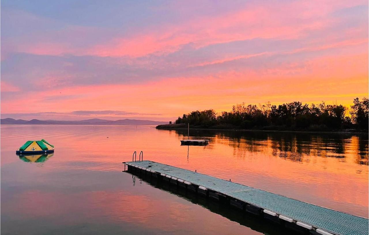 Gorgeous Stacaravan In Tuoro Sul Trasimeno Villa Exteriör bild